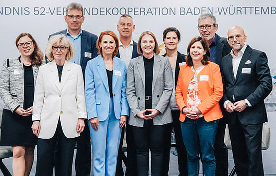 vordere Reihe (von links nach rechts): Leonie Dirks (Ministerialdirektorin im Ministerium für Soziales, Gesundheit und Integration Baden-Württemberg), Prof. Dr. Doris Schaeffer (Universität Bielefeld), Jacqueline Kühne (Bündnis 52-Verbändekooperation), Sandra Boser MdL (Staatssekretärin im Ministerium für Kultus, Jugend und Sport des Landes Baden-Württemberg), Carola Galatsidas (Robert Bosch Cent-rum für Innovationen im Gesundheitswesen, Robert-Bosch-Stiftung), Michael Mruck (Bündnis 52-Verbändekooperation)   
Hintere Reihe: Prof. Dr. Gottfried Roller (Leiter des Landesgesundheitsamtes Baden-Württemberg), Kai Swoboda (Bündnis 52-Verbändekooperation), Verena Ilg (Leiterin Stabstelle Sozial- und Bildungsplanung der Stadt Singen), Anton Haupenthal (Bündnis 52-Verbändekooperation) Foto: weadyou GmbH