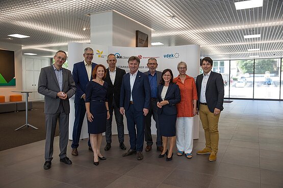 Von links nach rechts: Dr. Florian Staeck (Moderator), Dr. Christian Korbanka (IKK classic), Jacqueline Kühne (BKK Landesverband Süd), Prof. Dr. med. Mark Dominik Alscher (medizinischer Geschäftsführer Robert-Bosch-Krankenhaus Stuttgart), Manne Lucha MdL (Gesundheitsminister von Baden-Württemberg), Anton Haupenthal (KNAPPSCHAFT), Prof. Dr. med. Nicola Buhlinger-Göpfarth (Vorsitzende des Hausärzteverbandes Baden-Württemberg), Biggi Bender (vdek) und Alexander Salomon MdL (Vorsitzender der Enquetekommission „Krisenfeste Gesellschaft“ des Landtages Baden-Württemberg). Foto: Silicya Roth/B 52-Verbändekooperation Baden-Württemberg