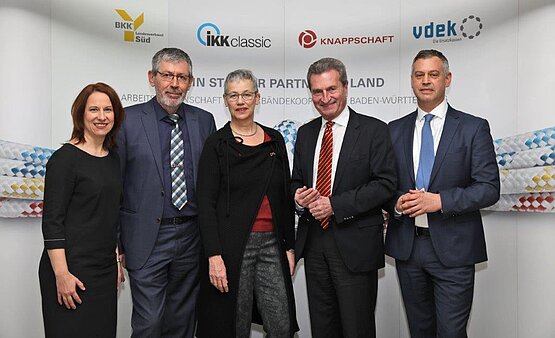 Gruppenfoto mit Jacqueline Kühne - BKK Landesverband Süd, Anton Haupenthal - Knappschaft, Biggi Bender - vdek Landesvertretung BW, Günther H. Oettinger - ehemaliger Ministerpräsident Baden-Württemberg und EU-Kommissar, Kai Swoboda - IKK classic. 