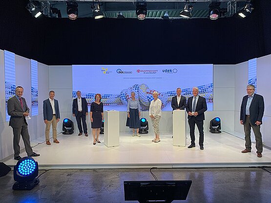 Die Veranstalter und ihre Gäste (von links nach rechts): Moderator Florian Staeck, Pascal Kober (FDP), Michael Hennrich (CDU), Jacqueline Kühne, Biggi Bender (beide B 52-Verbändekooperation), Heike Baehrens (SPD), Kai Swoboda, Frank Winkler und Anton Haupenthal (alle B 52-Verbändekooperation). Nicht im Bild, da online zugeschaltet: Prof. Jonas Schreyögg, Kordula Schulz-Asche (BÜNDNIS 90/DIE GRÜNEN) und Harald Weinberg (DIE LINKE)