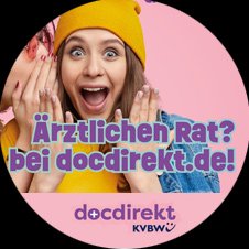 Eine Frau flüstert einer anderen etwas ins Ohr