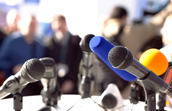 Mikrofone bei einer Pressekonferenz